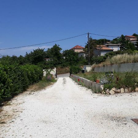 Guest House Domaine Des Grouilleres Saint-Clair-du-Rhone Exterior foto